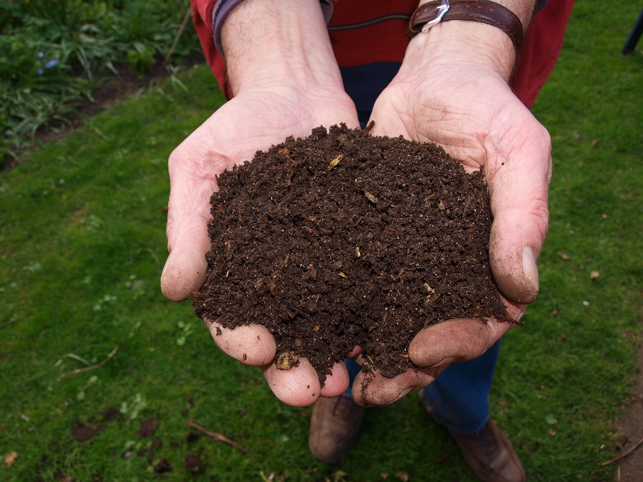 does compost need to be covered from rain